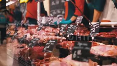 鲜生肉与售价标签在商店与卖家展示